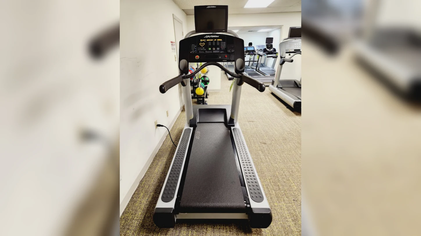 [RENT] Life Fitness CLST Treadmill.
