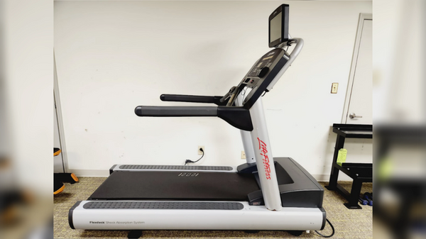 [RENT] Life Fitness CLST Treadmill.